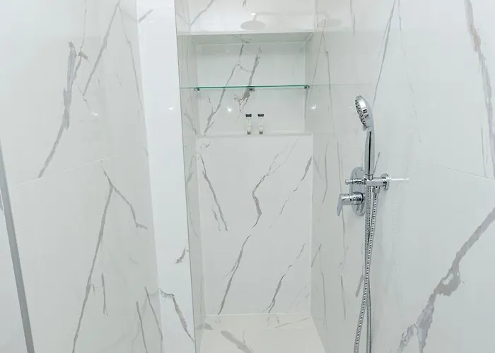 White Lux דירה סנדנסקי